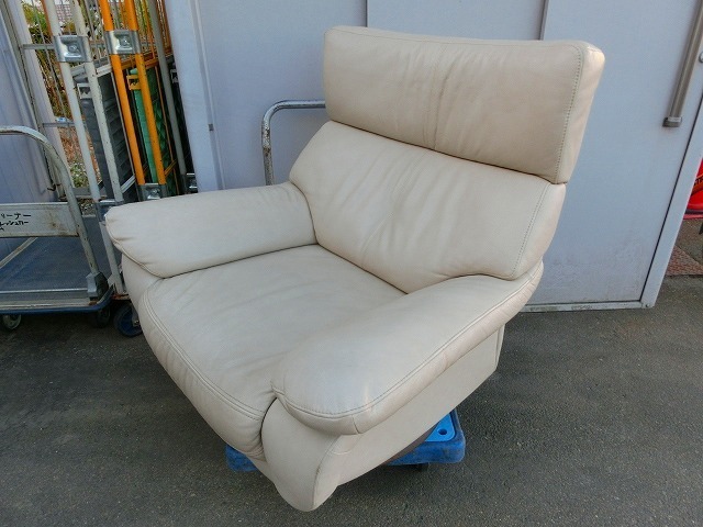 くA9S シングルソファ karimoku カリモク 回転式 １人掛けソファ ホワイト 本革 ラウンジチェア 国産家具 椅子 いす