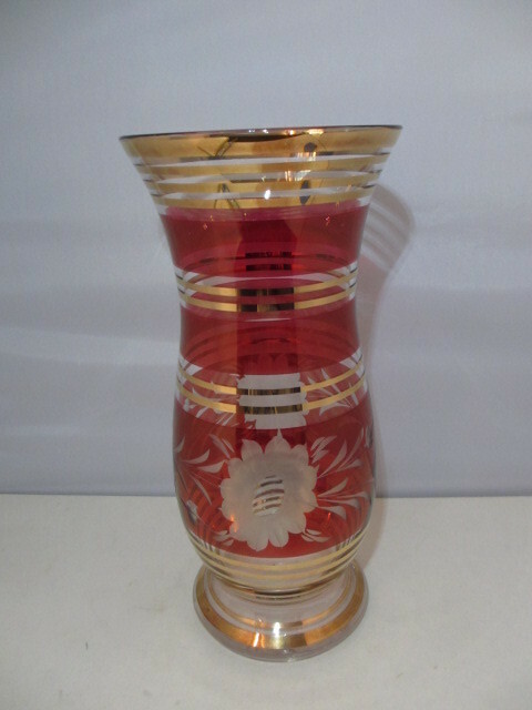 インテリア　ボヘミアガラス　赤色系　グラヴェール入り　花瓶　１ヶ
