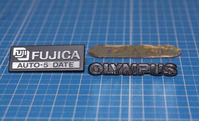 [eiA174]カメラ　ロゴ　OLYMPUS FUJICA AUTO-5 DATE 金属プレート　オリンパス　フジカ　カメラケース