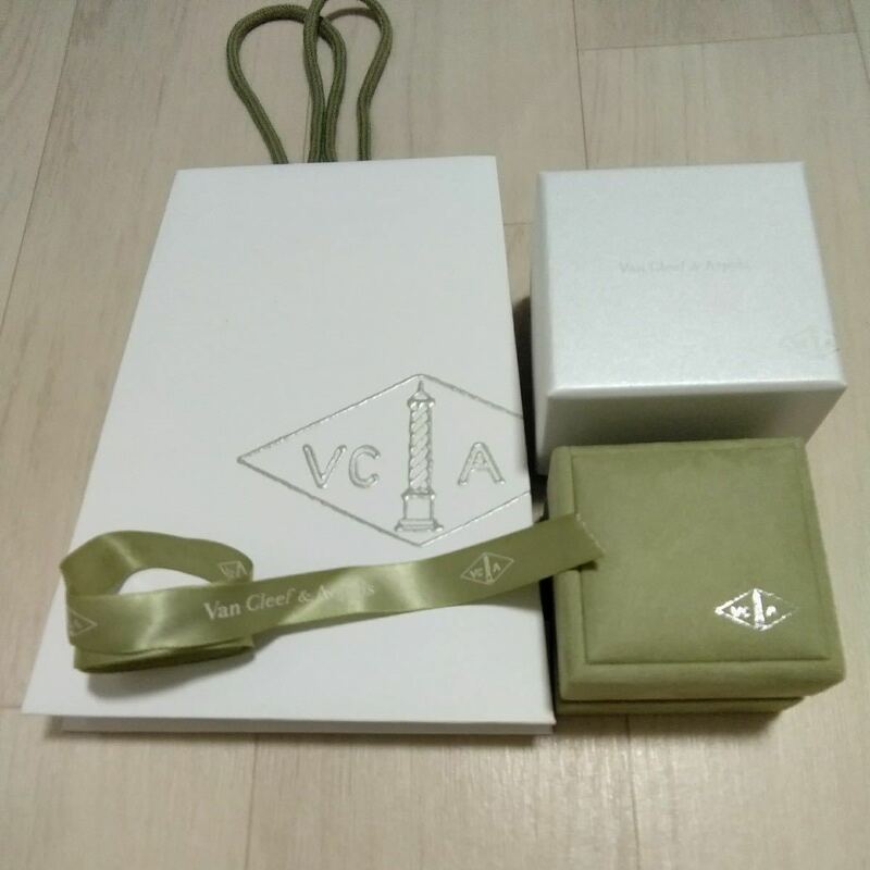 【空箱】ヴァンクリーフ＆アーペル Van Cleef&Arpels リングケース　指輪ケース　箱　リボン　紙袋
