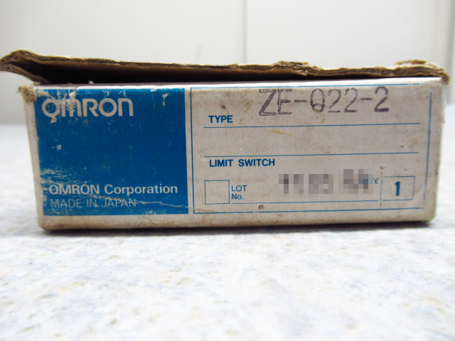 未使用品 OMRON オムロン ZE-Q22-2 リミットスイッチ 管理5C1121I-YP03