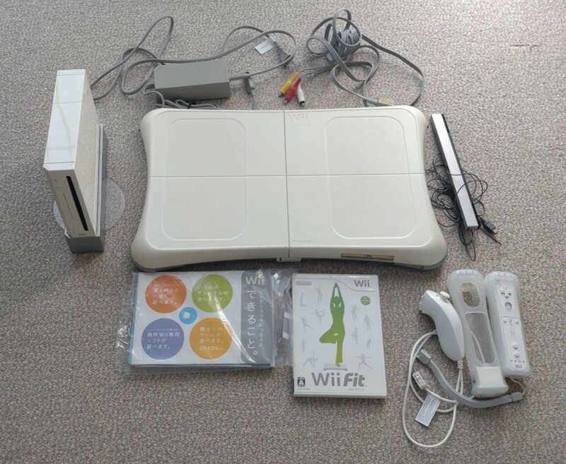 任天堂Wii本体　+　Wii Fit　+　Wii Fitリゾートの　セット