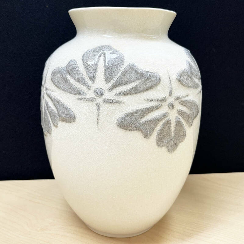 【美品】花器 花瓶 花入 陶器 白 浮彫 花模様 葉模様 高さ23.5cm 直径17cm
