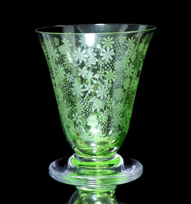 オールド・バカラ (BACCARAT) ジョルジュ・シュヴァリエ作 グリーン グラス 8.3cm エーデルワイス エリザベート 花柄 緑色 アンティーク