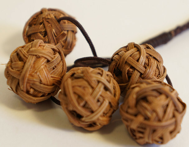 山葡萄 籠 手作り小球　ペンダント　チャ―ム　アクセサリー　ストラップ かごバッグ　　乱れ編みボール かご バッグ