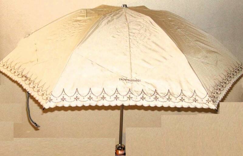（レディース・晴雨兼用傘・新品）折畳み傘 TRUSSARDI トラサルディ オーロラ㈱ ベージュ地模様 縁レーススカラップ風 骨長50㎝ 重さ230ｇ