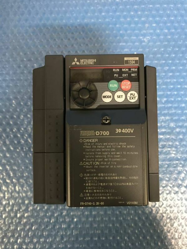 [CK8432] 三菱 MITSUBISHI インバータ FREQROL-D700 FR-D740-2.2K-60 未使用品 動作保証