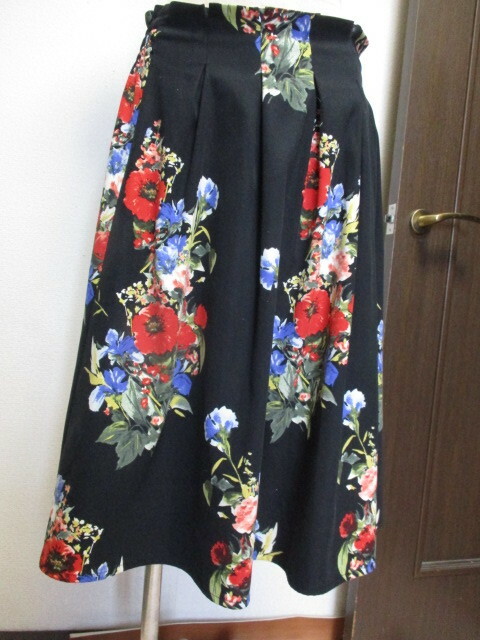 GRL　黒に赤ブルー花柄★スカート