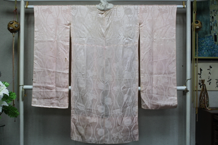 きもの今昔６０６２　長襦袢　中振袖用　正絹繻子綸子地たて枠に菊文の地文様　淡いピンク色　　　　身丈１２１ｃｍ