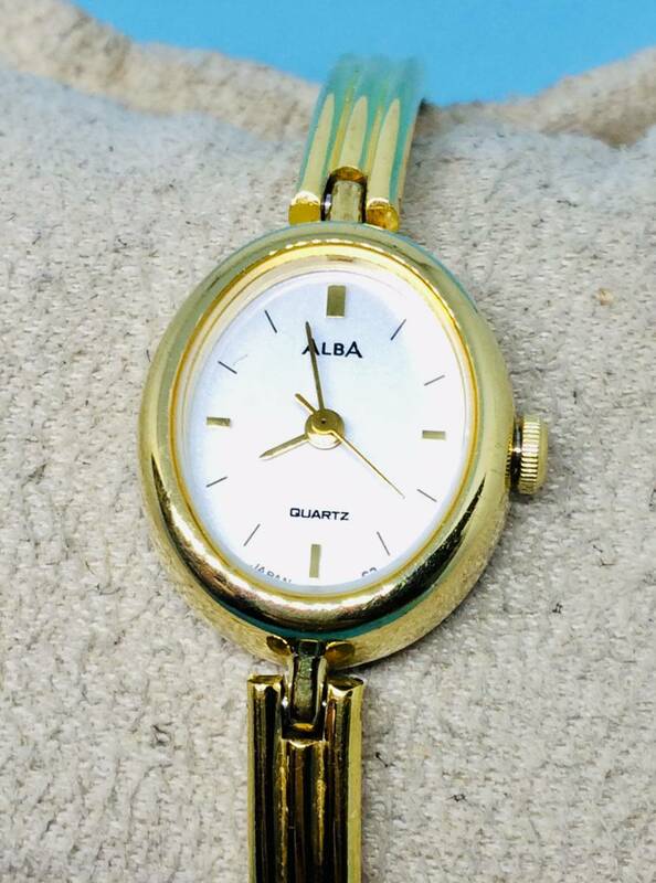 (A42)おしゃれな時計(*'▽')セイコーアルバ・V811（電池交換済み）ゴールドブレスウオッチ腕時計USED（送料全国一律185円)素敵な時計です。