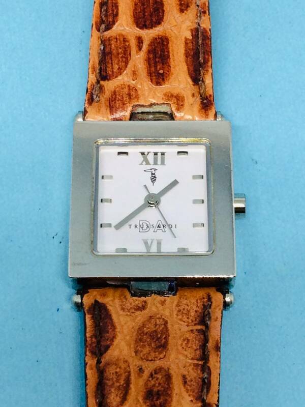 (A25)素敵な時計Ⅱ(*'▽')TRUSSARDI・トラサルディ（電池交換済み）シルバーレディス腕時計USED（送料全国一律185円）おしゃれな時計です。