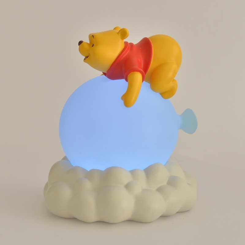 ディズニーストア プーさん LEDライト フィギュア POOH'S BALLOON Winnie the Pooh くまのプーさん 風船 プー 置物