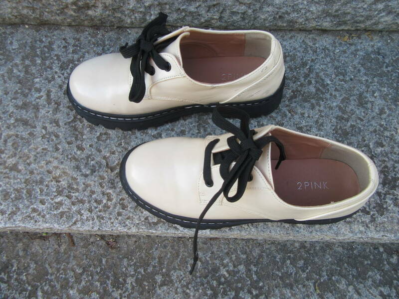 白色　エナメル調厚底靴　２ＰＩＮＫ　Mサイズ　学生使用中古品
