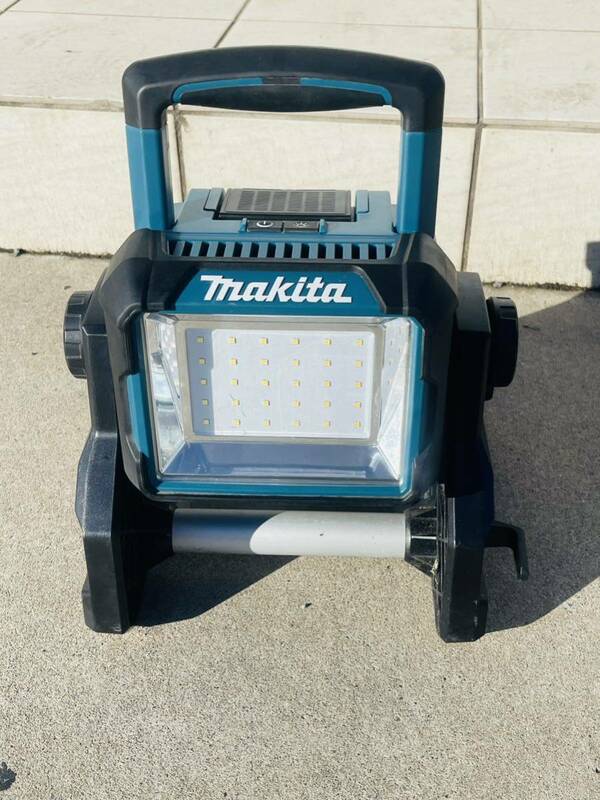M- MAKITA　ML811　充電式LEDスタンドライト　14.4V/18Vバッテリ・AC100V両用　本体のみ マキタ