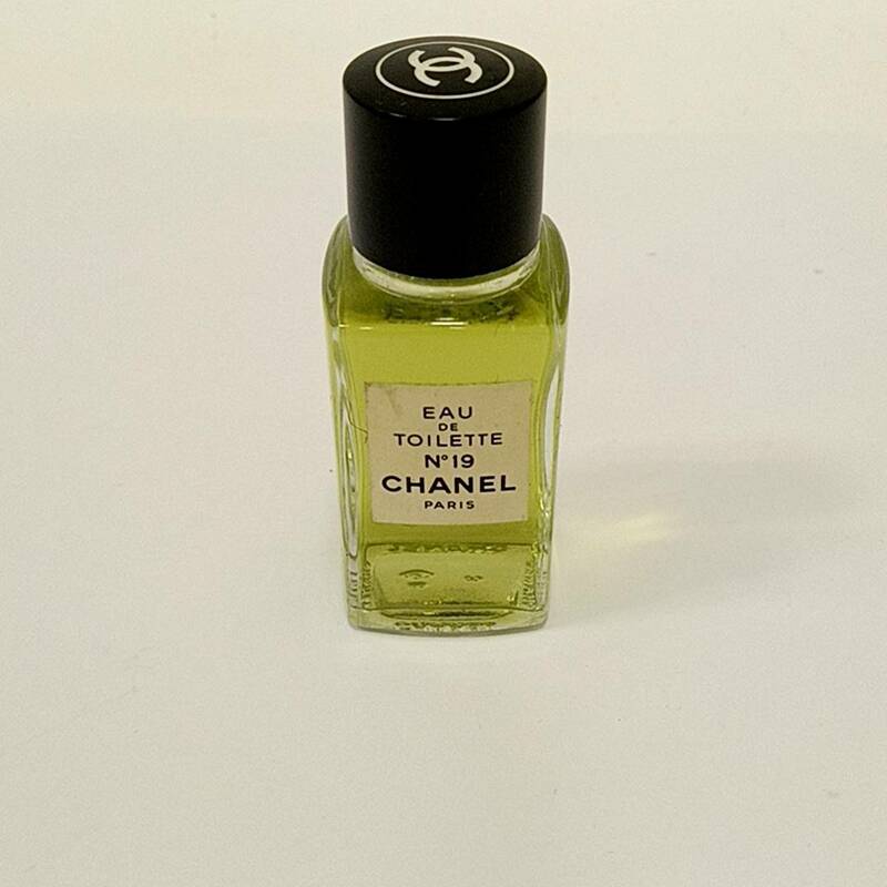 #0091 CHANEL シャネル 香水　N°19オードゥ・トワレット19ml 未使用 香水 レディース フレグランス