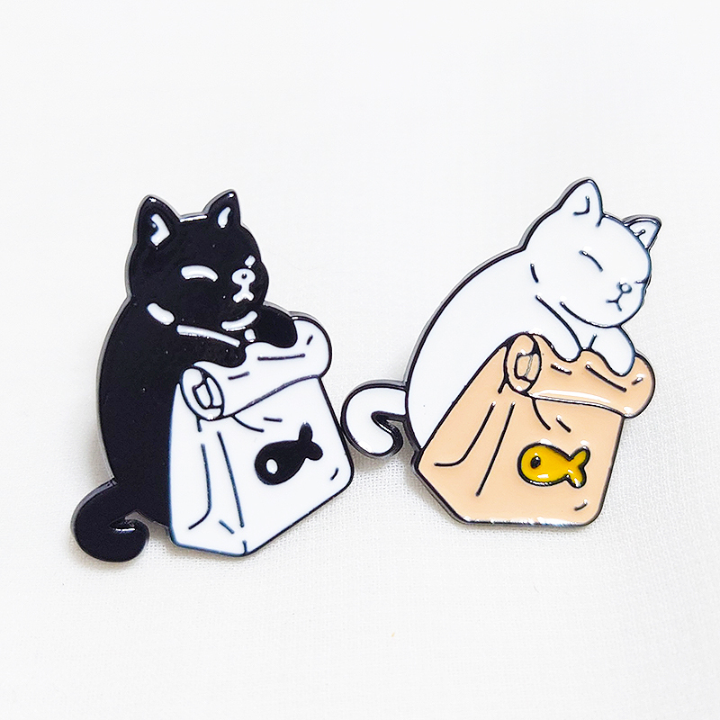 2個セット 魚の絵の描かれた紙袋を持つ可愛い猫のピンバッジ 黒猫 白猫 セット