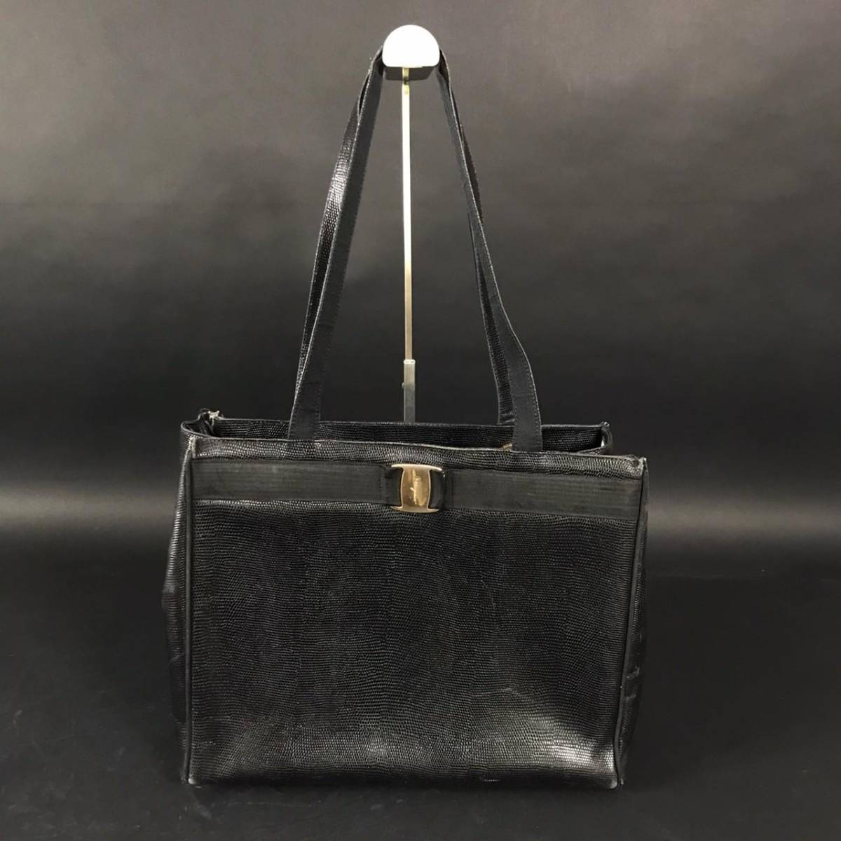 ER1024-7-3 Salvatore Ferragamo サルヴァトーレ フェラガモ ヴァラリボン ショルダーバッグ 型押しレザー 黒 BA21 2530 100サイズ