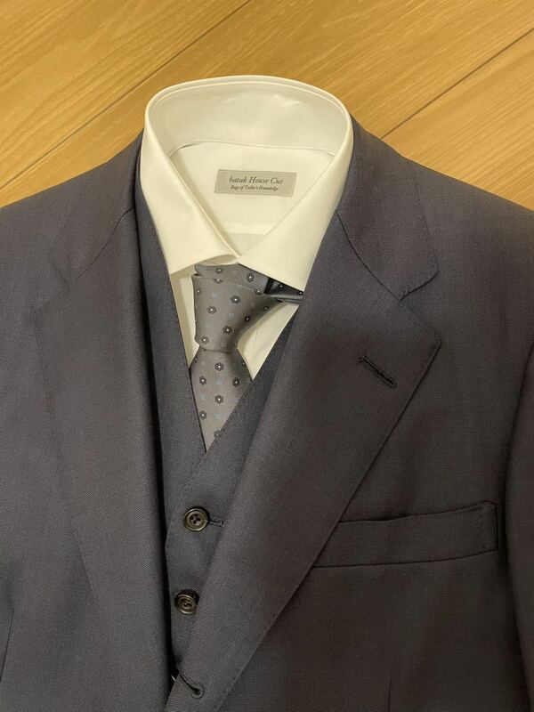 送料込即決：美品 ネクタイ付き Batak スリーピーススーツ ビスポークサンプル 36S サイズ