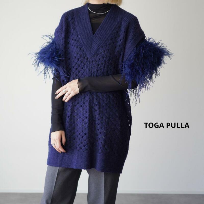 美品 TOGA PULLA フェザー ニット ウールセーター ざっくり編み オーバーサイズ Vネック ネイビー リアルファー 変形ニット 透かし編み