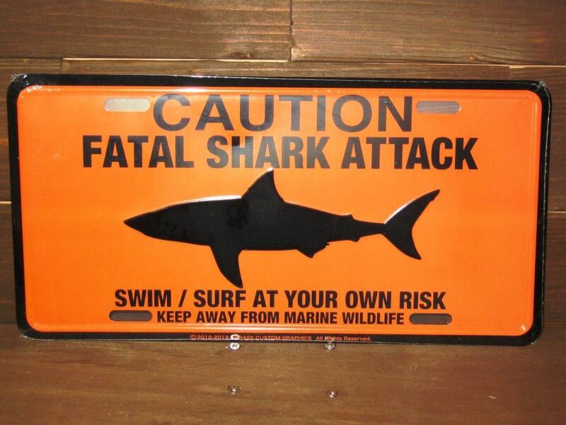 サメ注意!! プレート　CAUTION FATAL SHARK ATTACK　サメ　アメリカ　ナンバープレート　U.S.A.　標識　看板 ディスプレイ　シャーク