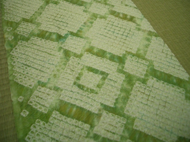 古布正絹総絞りはぎれ淡いグリーン　半幅×108㎝　アンティーク昔着物リメイク古裂しぼりお細工に