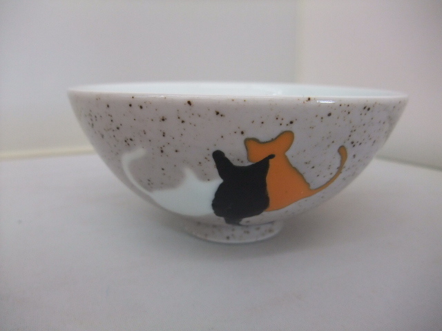 日本製　軽量　　少し小さ目？　波佐見焼　　磁器　　ネコ　ねこ　猫　　　茶碗　　飯碗
