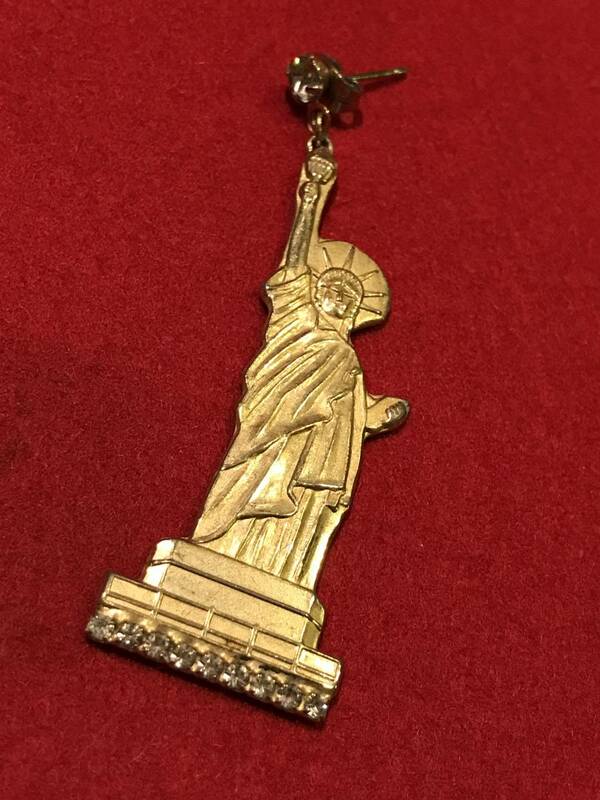 8406アンティーク●ピアス(片側のみ) 自由の女神 金色 ラインストーン入り 約6㎝ 1989年にNYアンティークショップで購入 汚れ、キズ、ハゲ