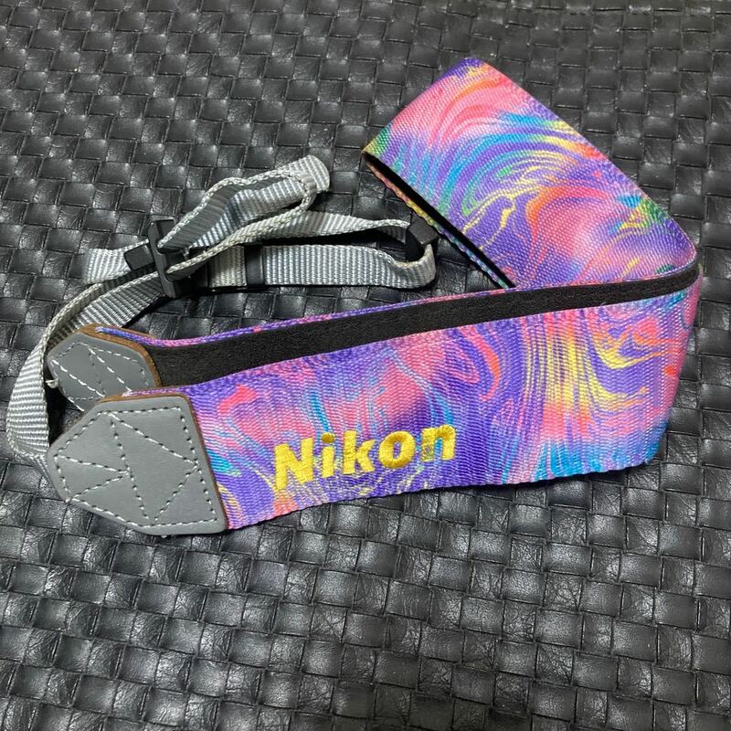 【新品未使用・送料無料】Nikon ニコン カメラ ストラップ カラフル マーブル 幅4.5cm ピンク 紫 黄色 グレー 刺繍文字 廃盤品