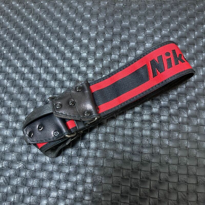 【未使用に近い・送料無料】Nikon ニコン カメラ ストラップ 赤色(レッド)×黒色(ブラック) ボーダー ストライプ 　1