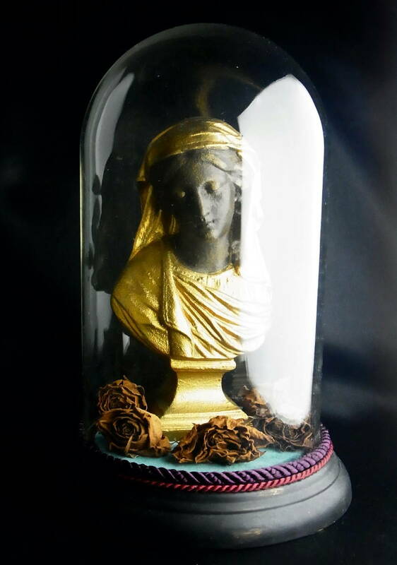 美 ガラスドームの黒い聖母マリア像 ドライフラワー 西洋ビンテージ La Vierge Noire 古硝子ケース 西ドイツ 聖品