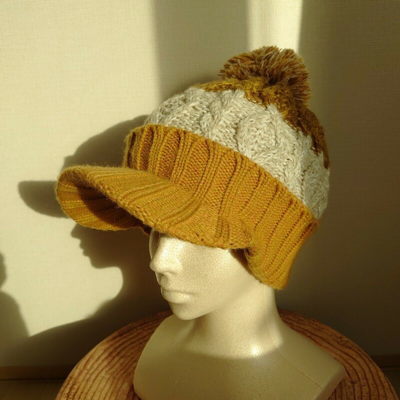 女性 ニット帽 茶 つば付 ポンポン キャスケット 正ちゃん帽 ケーブル編み 帽子 ニットキャップ レディースニット