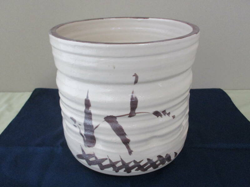 　白い陶磁器の火鉢： 円筒形・手あぶり・インテリア・工芸品・和風・美品