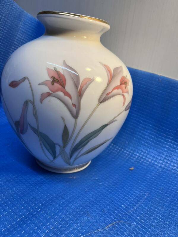 花瓶　保谷製 ゆり　花器 花入　華道具　白磁　　金彩　上品　伝統工芸品