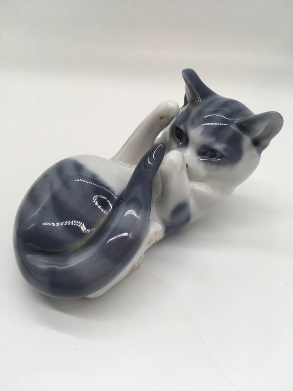 【送料無料!!!】#727 ロイヤルコペンハーゲン フィギュリン 「遊ぶ猫」 1990-1994年製 北欧 デンマーク 陶磁器 あそぶねこ