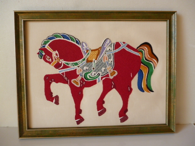 戸塚刺繍 額■ハンドメイド■華やかな鞍を付けた馬、真っ赤な胴体に重量感