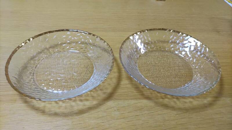 ほぼ新品　高級ガラスの器　ガラスプレート　ガラス皿　ガラス食器　金縁　ゴールド　2枚セット　直径サイズ20.8㎝　金　装飾あり