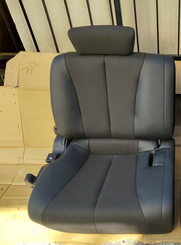 エルグランド E51 サードシート 右側 色々細かい部品が無いのでジャンク扱いで 直接引き取りも可能