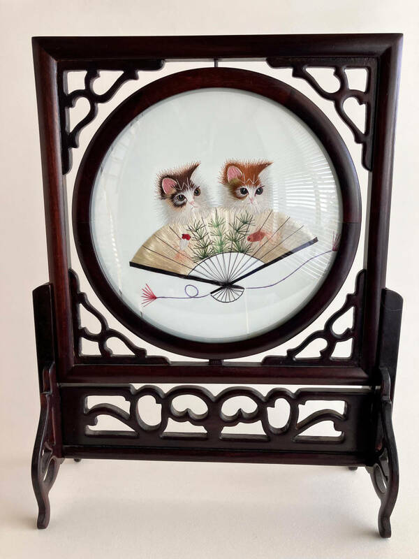 猫　団扇　刺繍　ガラス　中国　木工　彫刻　装飾　置物　展示　海外　美術品　工芸　伝統　アンティーク　大連土産