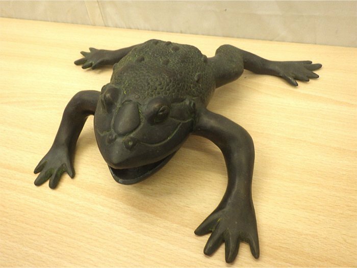☆銅製 蛙 置物 カエル鋳銅ブロンズ像 約2.7kg 約35cm 古銅唐銅☆m794