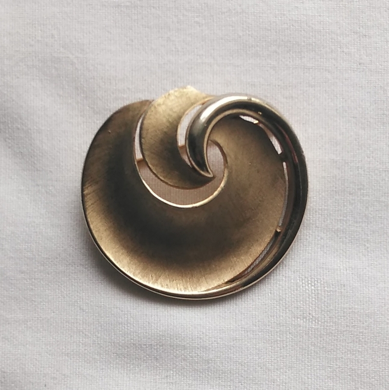 トリファリ ヴィンテージ ブローチ ゴールド 渦巻 Vintage Trifari swirl design brooch, gold tone