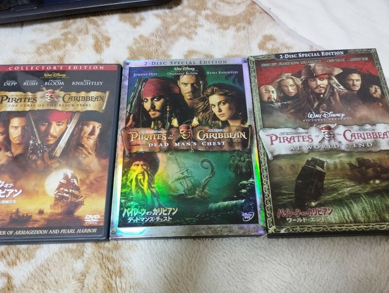中古DVD：パイレーツ・オブ・カリビアン　1＋2＋3　呪われた海賊たち・デッドマンズ・チェスト・ワールド・エンド