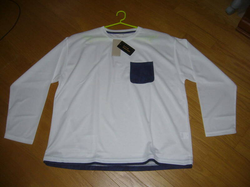 おおきいサイズ　メンズ　長袖シャツ　4L　白　ポケットと裾は、紺色系　②