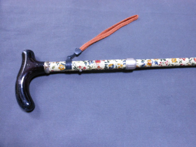 アルミの軽い杖です＊アイボリーの地に小花の模様＊使用の少ないお品です＊柄の黒い部分は剥げた所があります