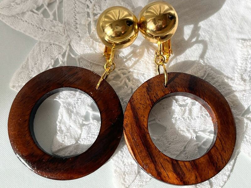 ヴィンテージ ** ウッドのフープモチーフの美しいイヤリング vintage earrings