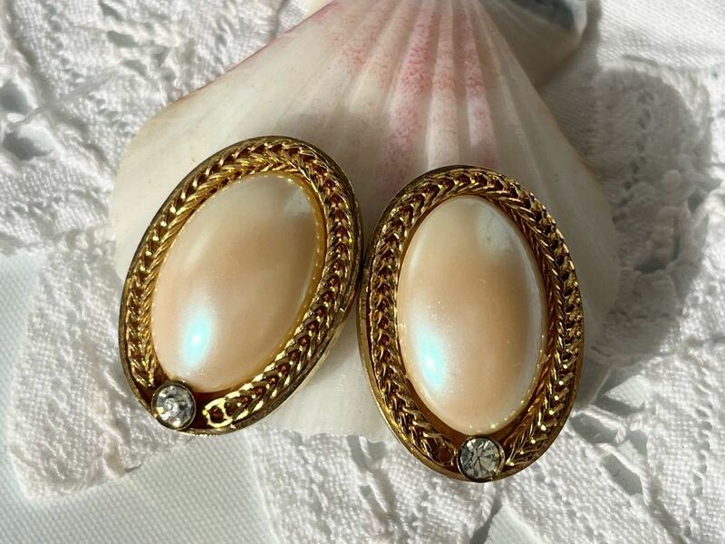 ヴィンテージ ** パールビーズの美しいオーバルイヤリング vintage earrings