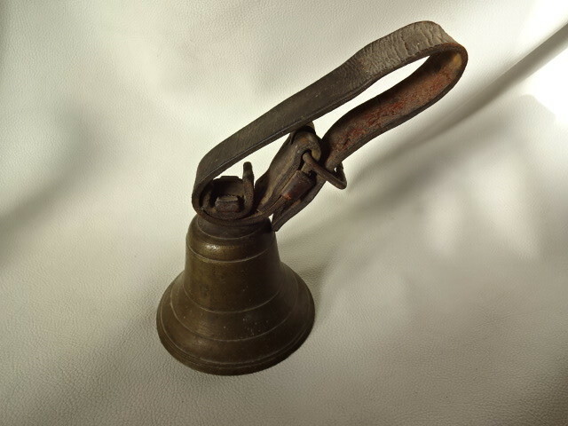 H / 真鍮製 ベル 鐘 マリンベル / 小型の鐘 / 重さ 580g 直径 11.6cm / ベルト付き 舌部分 鉄製 小さくて可愛いです 中古品 4