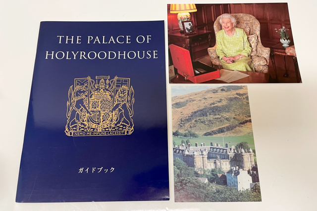 英国王室 ホリールード宮殿 公式 ガイドブック エリザベス女王 特大 プラチナジュビリー 肖像 ポストカード 絵葉書 2枚 セット 図録 本 
