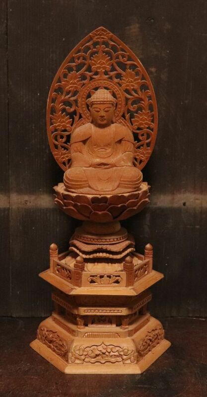古そうな木彫の釈迦如来像 仏像 n516