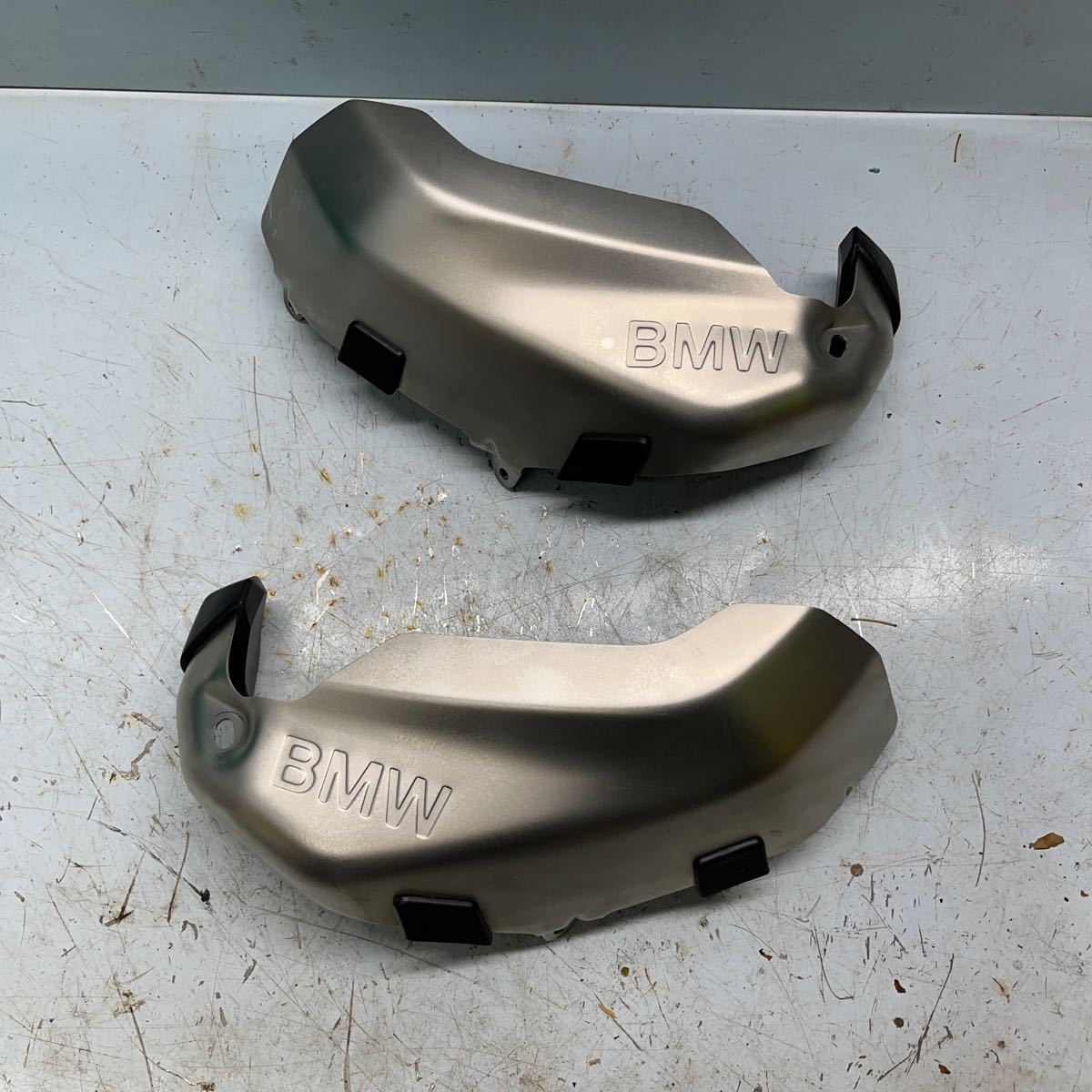 （ひ）　BMW R1250？　バルブカバー　ガード　純正品　左右セット　