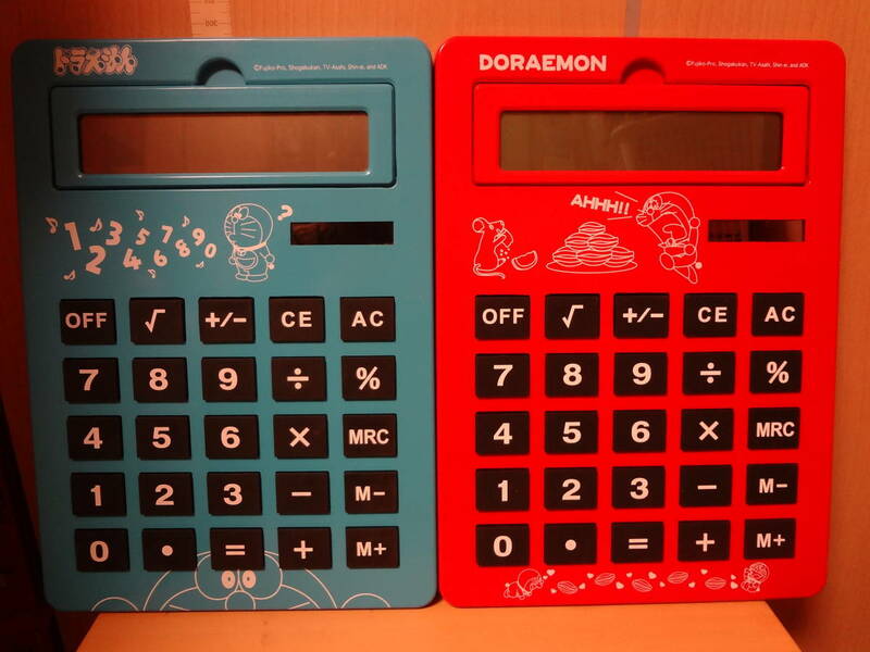 【USEDジャンク】ドラえもん ドデカ 電卓 赤 青 2個セット 計算機 わけあり
